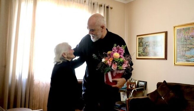 FOTOLAJM/ Rama i dorëzon kartën e anëtarësisë socialistes 100 vjeçe në Lushnjë