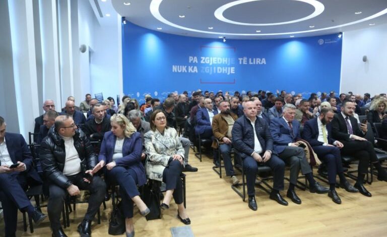 MIRATOHEN NDRYSHIMET SATUTORE/ Mbyllet mbledhja e Këshillit Kombëtar të PD, Bardhi dhe Gjekmarkaj emërohen nënkryetarë
