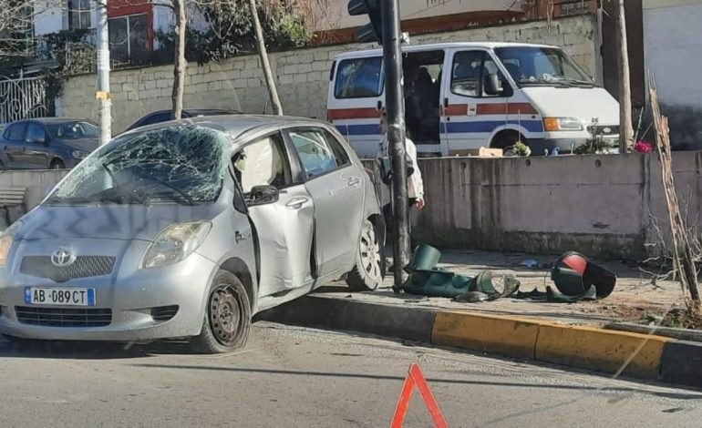 AKSIDENT NË TIRANË/ Drejtuesi i “Toyota” humb kontrollin dhe përplaset me semaforin