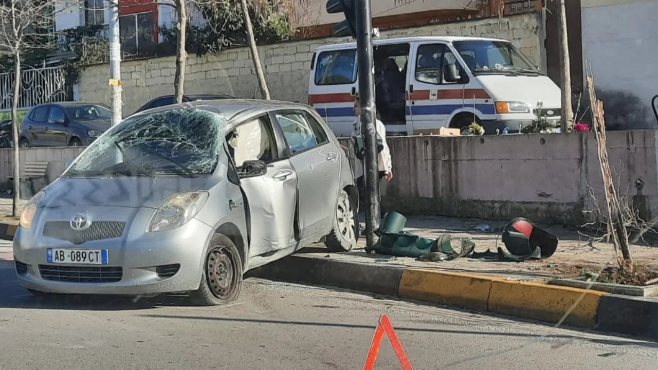 AKSIDENT NË TIRANË/ Drejtuesi i “Toyota” humb kontrollin dhe përplaset me semaforin