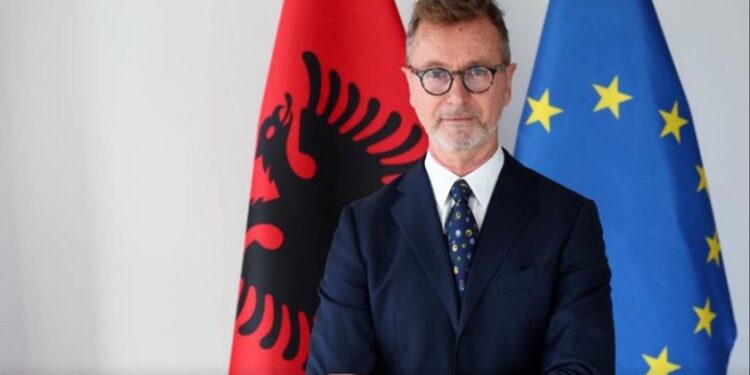 DAKORTËSIA PËR KOMISIONET HETIMORE/ Ambasadori i BE: Vlerësoj lidershipin dhe përgjegjësinë e treguar nga palët. Parlamenti funksional…