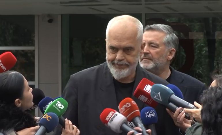 “ISHTE NJË PREKJE MIQËSORE, U ETIKETUA SI AGRESION”/ Rama reagon sërish ndaj gjestit të gazetares: Jam krenar që…