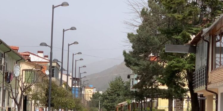 RIKTHEHET PLUHURI AFRIKAN/ Një re e madhe tymi mbulon qytetin e Bulqizës