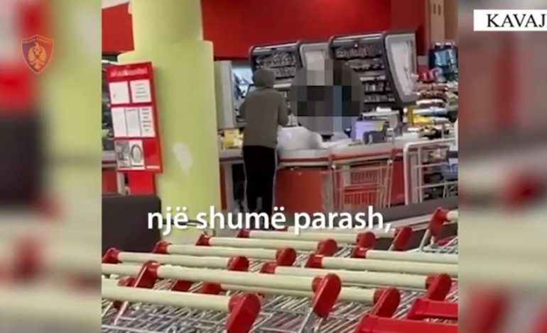 PUBLIKOHEN PAMJET/ Ja momenti kur një 25-vjeçar nën kërcënimin e armës grabit një supermarket në Kavajë