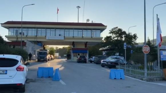 PIKA E KALIMIT KUFITAR ME GREQINË MBYLLET PËR DY DITË/ Çfarë do të ndodhë me udhëtarët