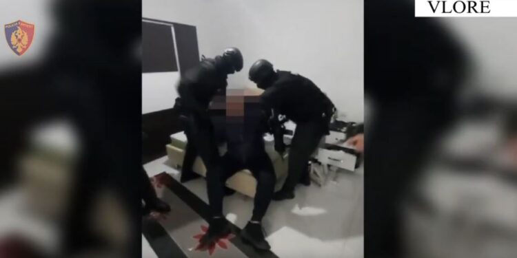 “DUART LART, POLICIA”/ Momenti kur RENEA futet brenda bazës së armatimit, Luçiano Deraj arrestohet në dhomën e gjumit