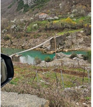 E RËNDË/ Humb ekuilibrin dhe bie në ujërat e lumit Mat, ndërron jetë e moshuara