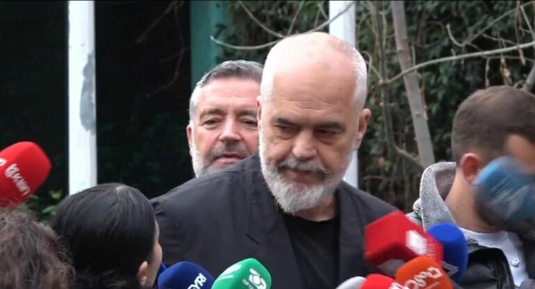 “INJORANCA NUK KA ARGUMENT”/ Rama replikon me gazetaren, tenton ta prekë në faqe, por…
