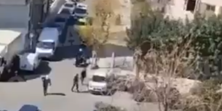 NDJEKJE SI NË FILMA/ 30-vjeçari shqiptar nuk i ndalon policisë greke, efektivët i qëllojnë gomat, ai i përplas…