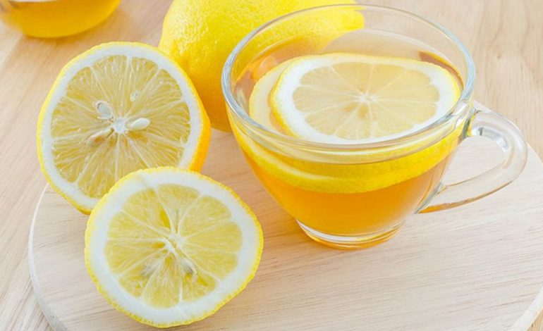 UJI I NGROHTË ME LIMON PËRPARA GJUMIT/ Rastet shëndetësore kur nuk duhet pirë