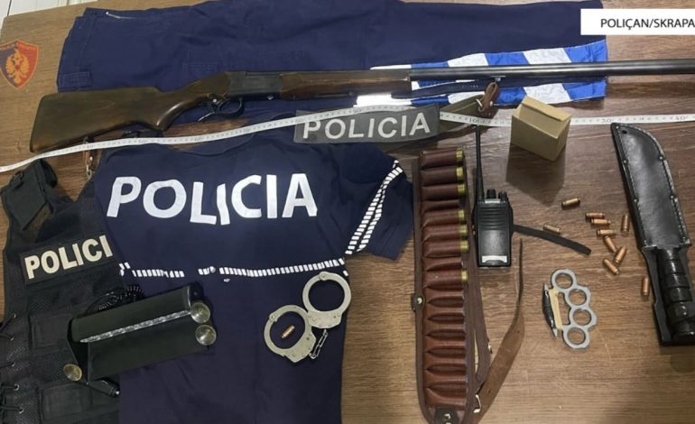E PËSON KEQ/ U kap në makinë me armë, veshje dhe fenelinë policie, arrestohet 28-vjeçari në Poliçan