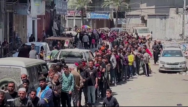 VIDEOLAJM/ Gaza, radhë kilometrike për të blerë një bukë