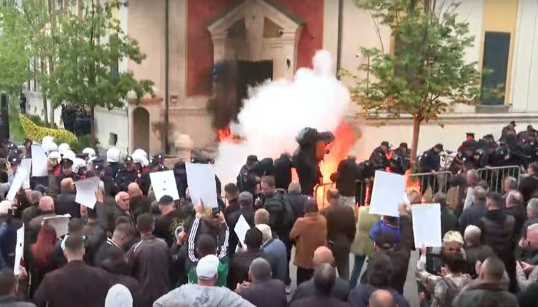 PROTESTA/ Tym e flakë te Bashkia e Tiranës, militantët e Berishës dhe Metës hedhin molotovë (PAMJET)