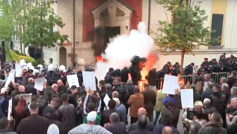 PROTESTA/ Tym e flakë te Bashkia e Tiranës, militantët e Berishës dhe Metës hedhin molotovë (PAMJET)