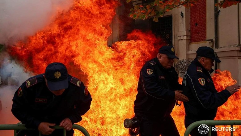 PROTESTA E RITHEMELIMIT DHE PL-SË/ Hodhën molotov para bashkisë së Tiranës, tre të arrestuar