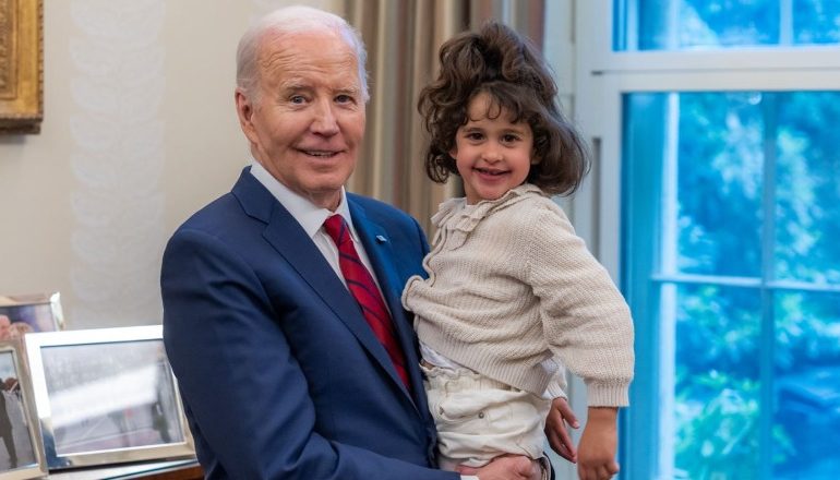 “TË LIROJMË DHE TË TJERËT”/ Biden poston foton me të miturën amerikane që u mbajt peng për 7 javë nga Hamas