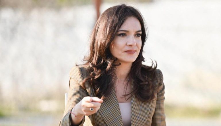 “EMISIONI I RAI-T NJË PABESI NDAJ SHQIPTARËVE”/ Elisa Spiropali: Kërkojnë të na vënë përpara një tabaka të përbaltur…