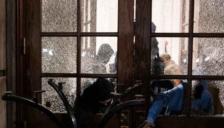 PROTESTA PRO PALESTINËS/ Protestuesit bllokojnë një nga sallat e universitetit ‘Columbia’