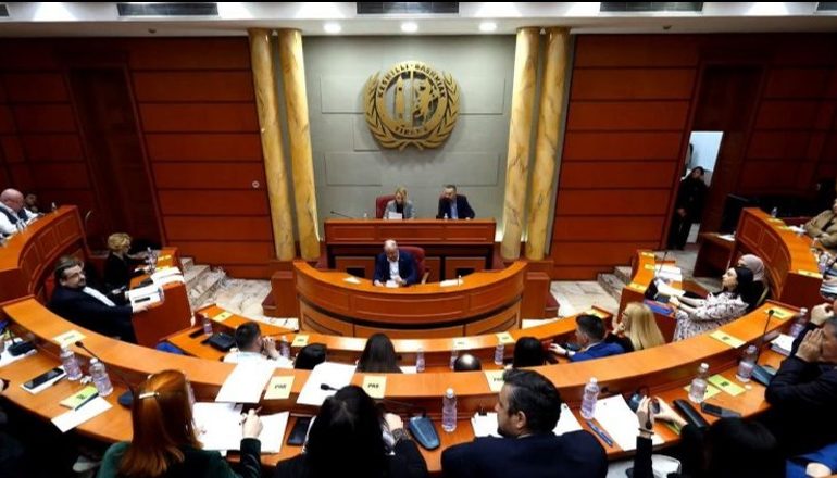 PROTESTA E RITHEMEILIMIT TEK BASHKIA/ Mbledhja e Këshillit Bashkiak zhvendoset online