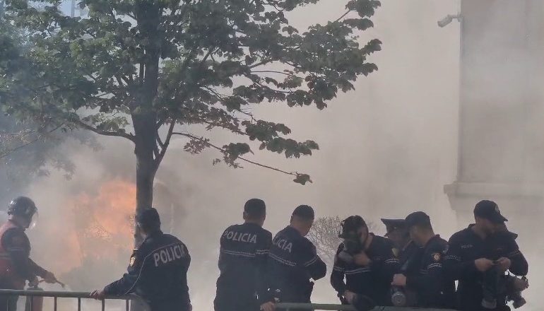 PROTESTA PARA BASHKISË/ Rithemelimi nuk heq dorë nga dhuna, hedhin molotov e vezë
