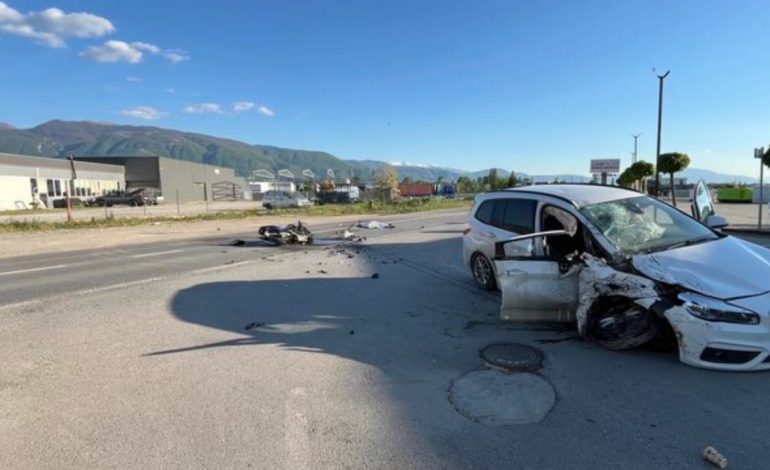 AKSIDENT TRAGJIK/ Makina merr para motorin, ndërrojnë jetë dy shqiptarë