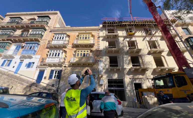 NJË TJETËR AKSIDENT I RËNDË NË MALTË/ Dy punëtorë bien nga kati i tretë pasi shembet çatia