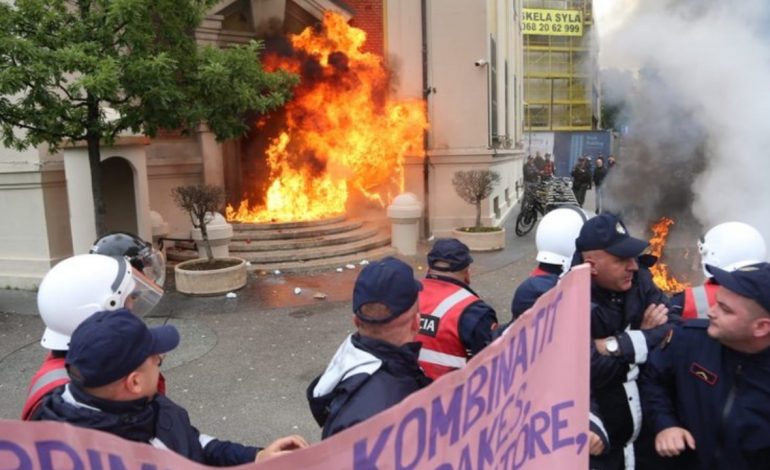 PROTESTA E “RITHEMELIMIT” BLLOKON TIRANËN/ Ja rrugët ku nuk do lejohet lëvizja nesër