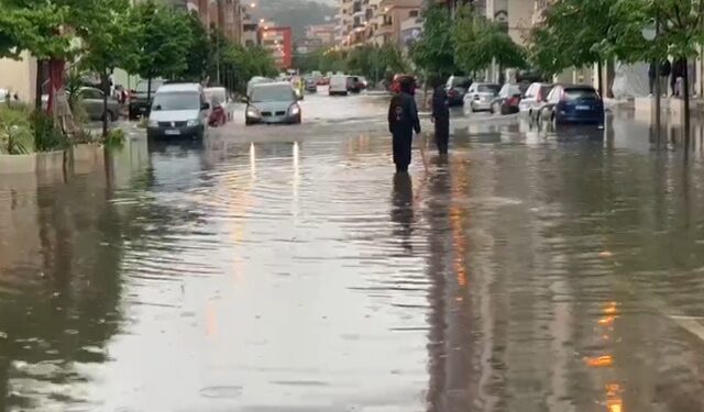 MOTI I KEQ/ Reshje të dendura shiu në Vlorë, probleme në disa akse rrugore, bllokohet qarkullimi në lagjen Rilindja