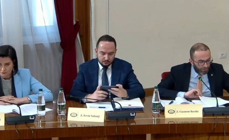 KËSHILLI I MANDATEVE/ Bardhi: Tentuat të bllokonit procesin! Miratoni ligjin për Portin e Durrësit, ndërsa…