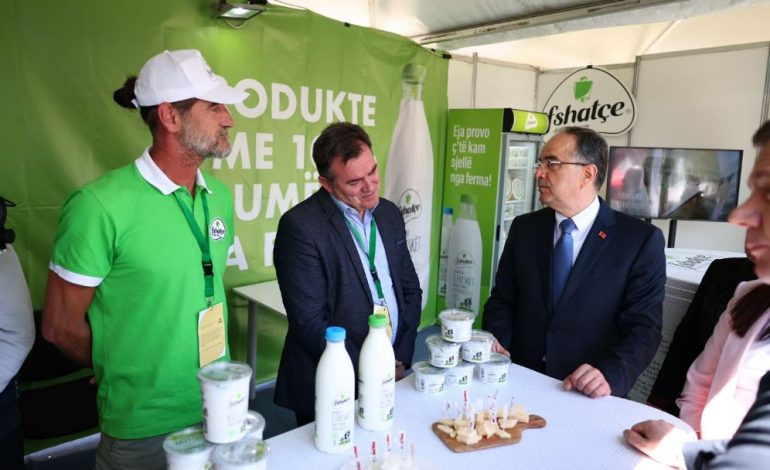 “FALENDEROJMË SHQIPTARËT QË…”/ Begaj merr pjesë në panairin ndërkombëtar të bujqësisë në Lushnje