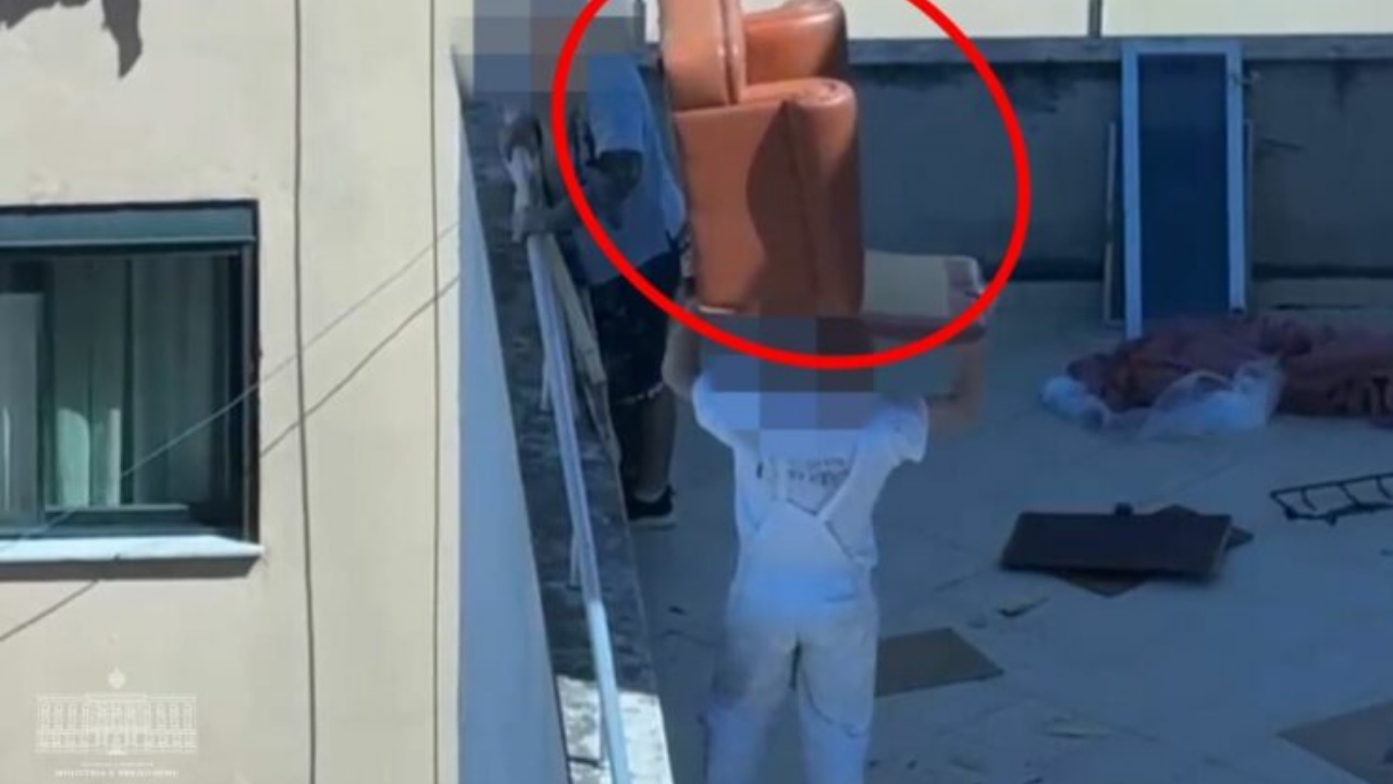 "TURP"/ Balla publikon VIDEON: Dy të rinjtë hedhin nga kati i 5-të i pallatit mobiljet