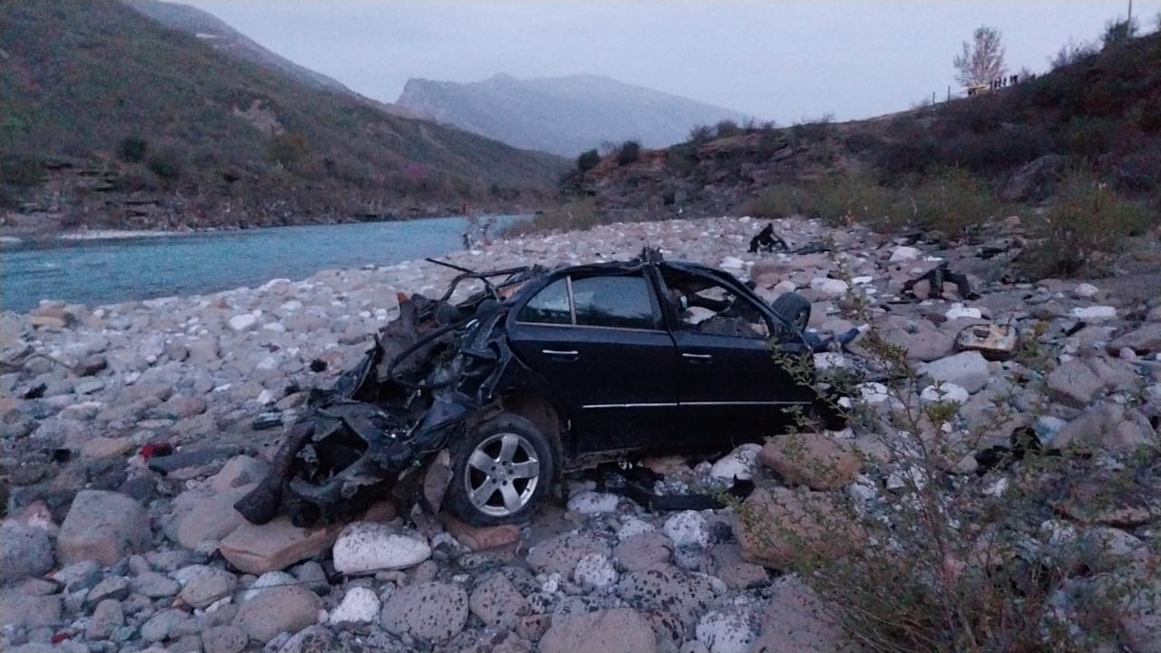 PAMJE TË RËNDA/ Aksidenti me 8 të vdekur, si ra makina me klandestinë nga 100 metër lartësi dhe përfundoi në lumin Vjosë
