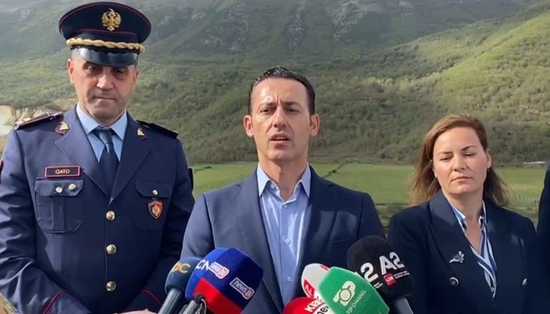 TRAGJEDIA NË KËLCYRË/ Drejtori i Policisë Çipa: Mjeti po ecte me shpejtësi! Efektivët i kanë bërë shenjë të ndalojë, por u largua