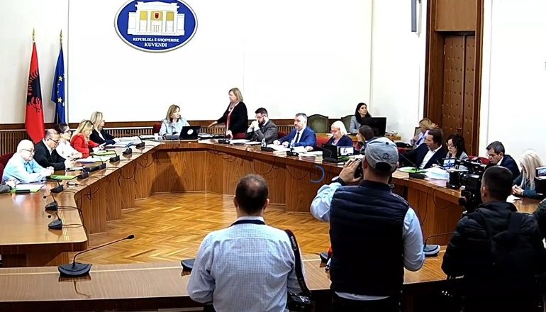 DEBATE NË KOMISIONIN E SHËNDETËSISË/ Vokshi: Po i bën shantazhe e presion stafit! PS: Thashetheme…