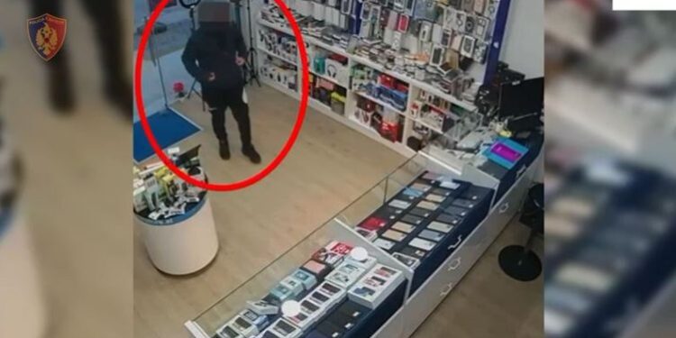 E PËSON KEQ/ Theu “arrestin e shtëpisë” për të vjedhur 2 celularë, arrestohet 41-vjeçari në Tiranë