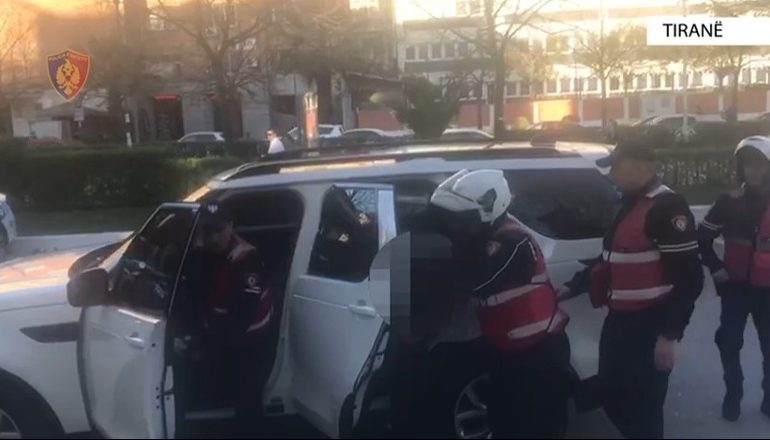 QARKULLONTE ME PISTOLETË NË MAKINË/ Arrestohet 38-vjeçari në Tiranë