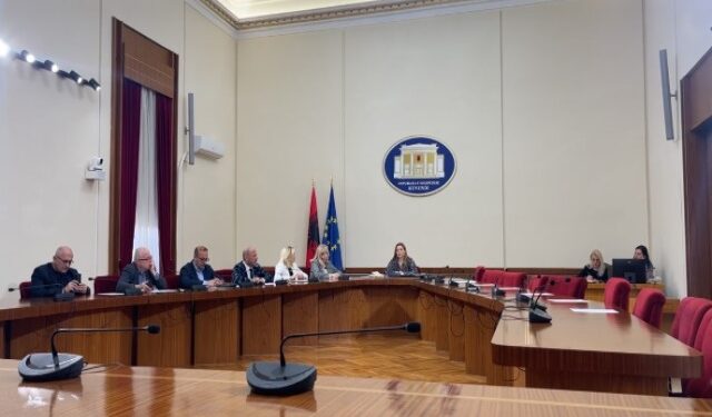 PS MUNGON NË KOMISIONIN PËR SHËNDETËSINË/ Ndreca: E mblodhi Vokshi sipas qejfit. Ndaj janë parti vulëhumbur