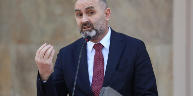 AMNISTIA PENALE DREJT MIRATIMIT/ Manja: Opozita mbështeti variantin e qeverisë. I duruari, i fituari