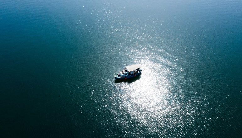 PESHKAREXHA PËSON DEFEKT/ Peshkarexha mbetet në det të hapur disa milje larg Sazanit! Policia Kufitare u shkon në ndihmë 3 marinarëve