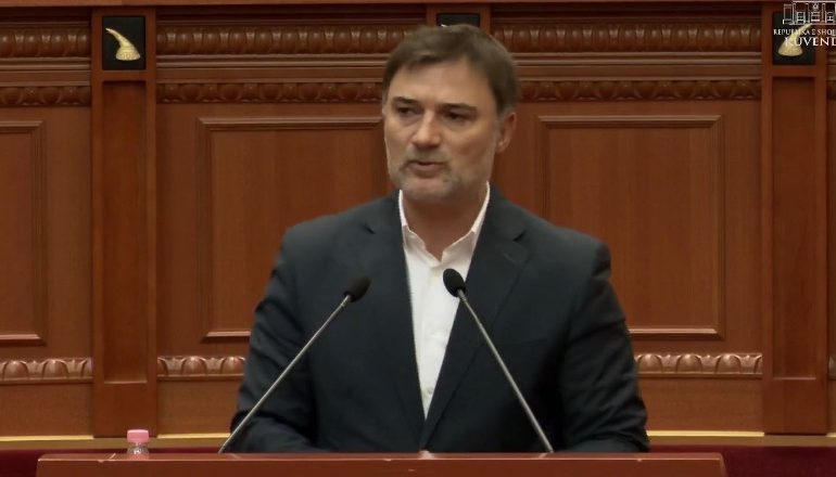 KUVEND/ Alibeaj: ‘Amnistia’ fryt i pazareve, kthejeni në Komisionin e Ligjeve…