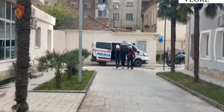 I MORËN PARATË DHE KARTAT BANKARE NJË PERSONI/ Arrestohen dy autorët, policia u gjen kanabis