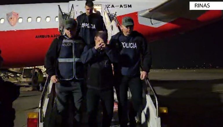 U EKSTRADUA NGA KOREJA E JUGUT/ Momenti kur Ervin Shahini vjen në Rinas! U dënua me burg përjetë për vrasjen e taksistit