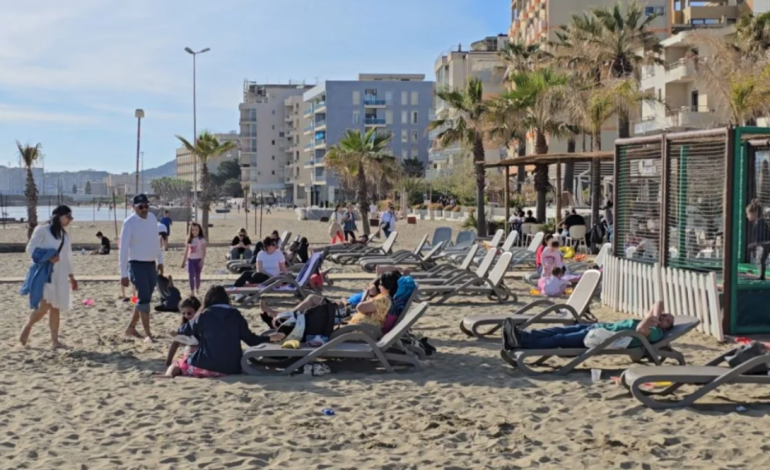 NORDIKËT ZBULOJNË DURRËSIN/ Numër i lartë turistësh, shijojnë qytetin, motin e mirë dhe detin