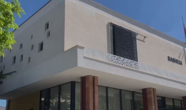 DYSHOHET SE ABUZUAN ME TAKSAT PËR NDËRTIMET/ Pezullohen nga detyra 4 punonjës të bashkisë Korçë