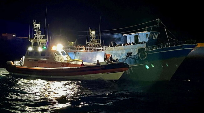 TRAGJIKE/ Mbytet varka pranë brigjeve italiane, 9 të vdekur, mes tyre një vajzë e vogël