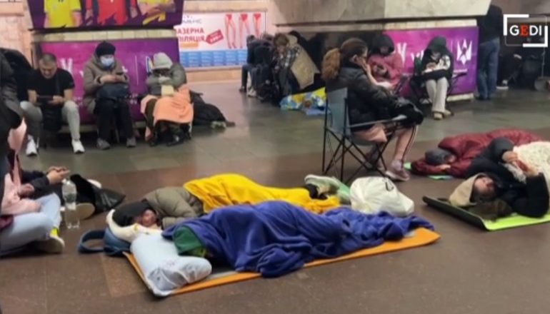 VIDEOLAJM/ Rusia bombardon 5 orë pa ndalim Kievin, banorët strehohen nëpër metro