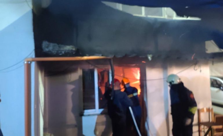 ZJARR NË GJIROKASTËR/ Shkrumbohet dyqani në katin e parë të një pallati, zjarrfikësit…