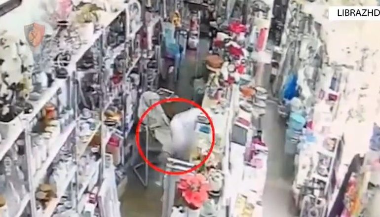 VODHËN NJË SHUMË TË MADHE PARASH NË NJË BIZNES NË LIBRAZHD/ Arrestohen dy “skifterët”, shpallet në kërkim një tjetër