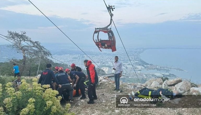 RRËZOHET TELEFERIKU NË ANTALIA/ Një i vdekur, qindra persona të bllokuar në ajër