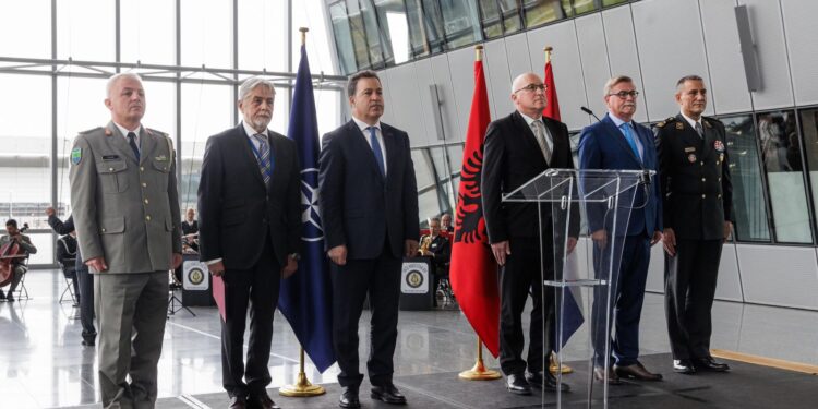 CEREMONIA NË BRUKSEL PËR 15-VJETORIN NË ANËTARËSIMIN NË NATO/ Peleshi: Të palëkundur në mbështetjen ndaj Aleancës